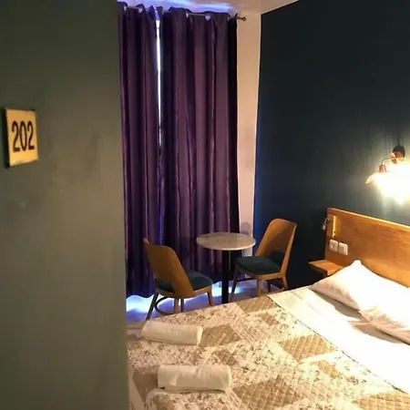Bastille Hotel *